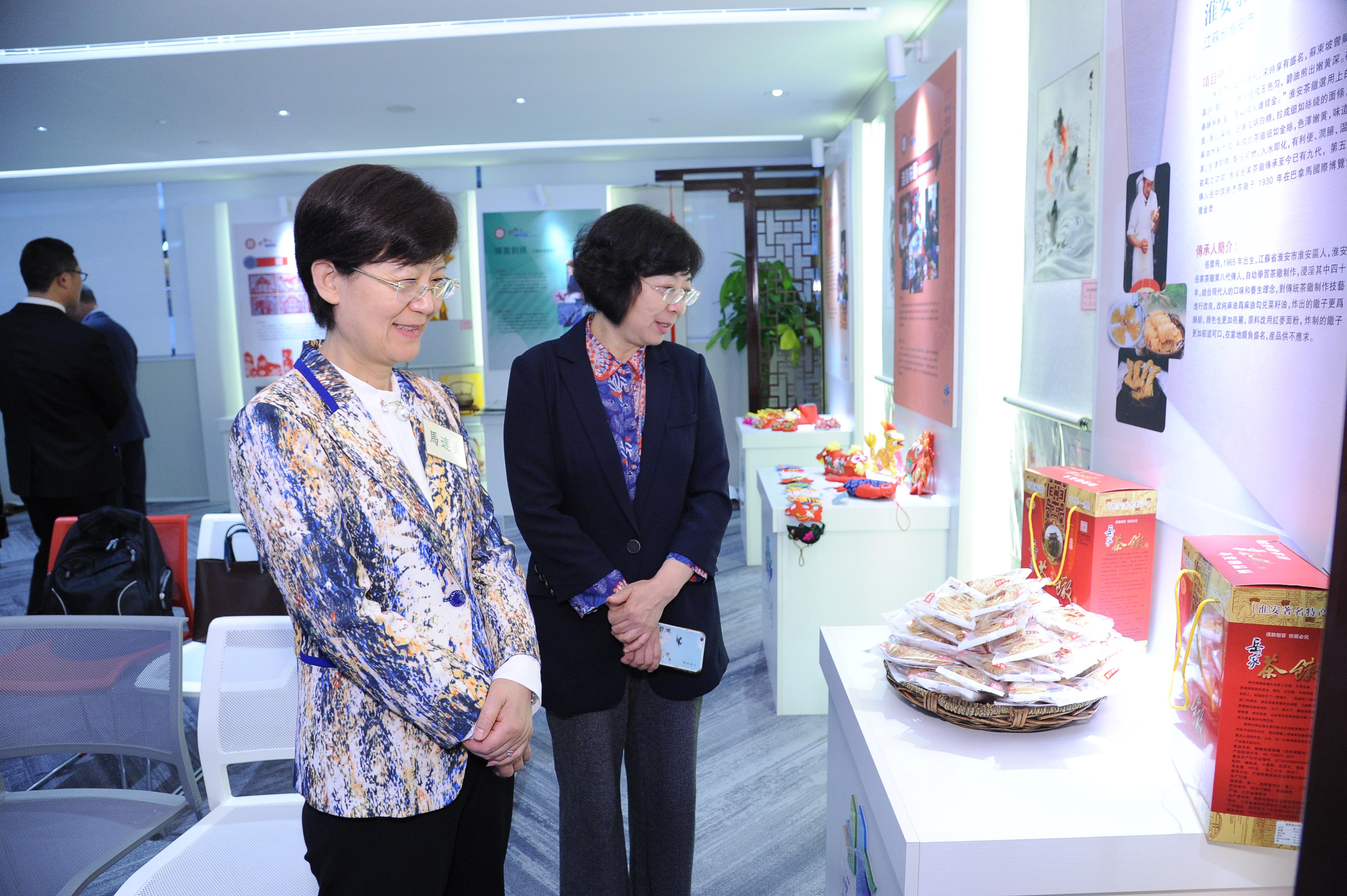 4.省委统战部副部长马连美在淮安茶馓展示区驻足.jpg