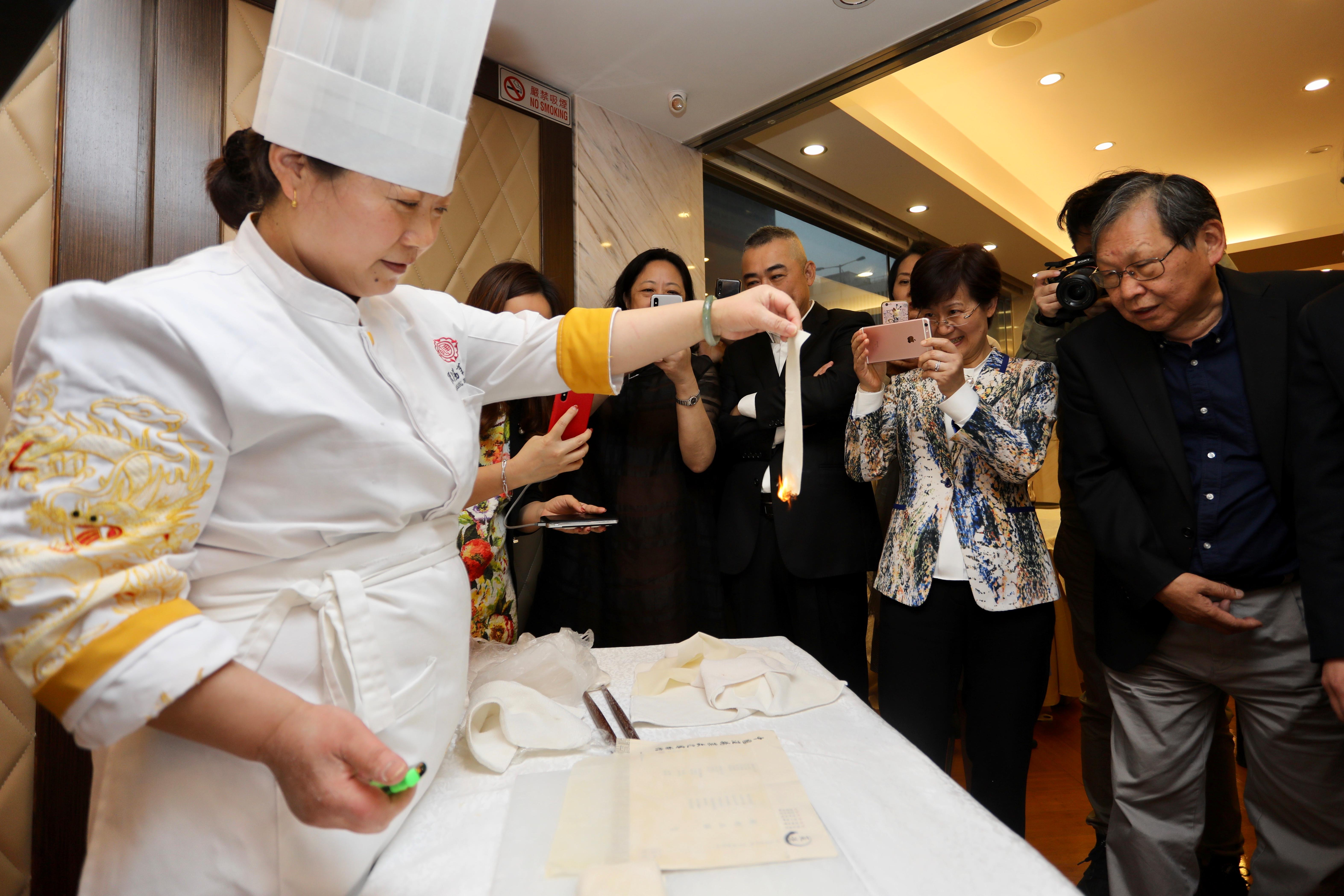 12. 淮扬菜大厨展示擀饺皮.jpg