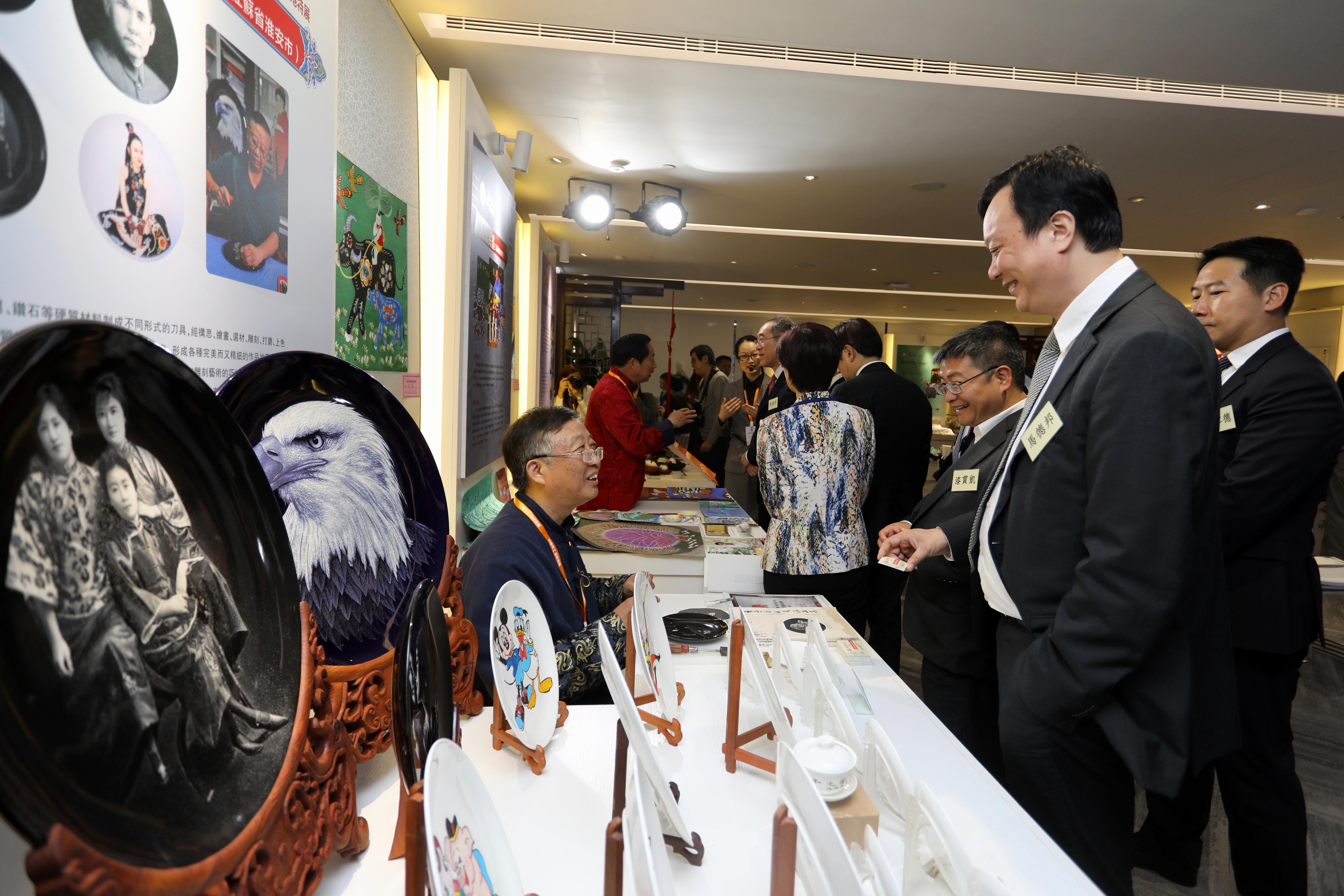 5.嘉宾与瓷刻传承人季云华交流.jpg